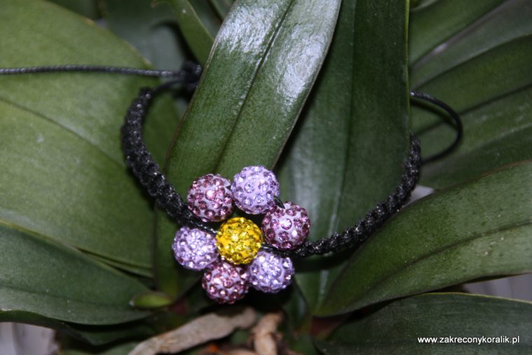 Kwiatowa bransoletka z Shamballa 3